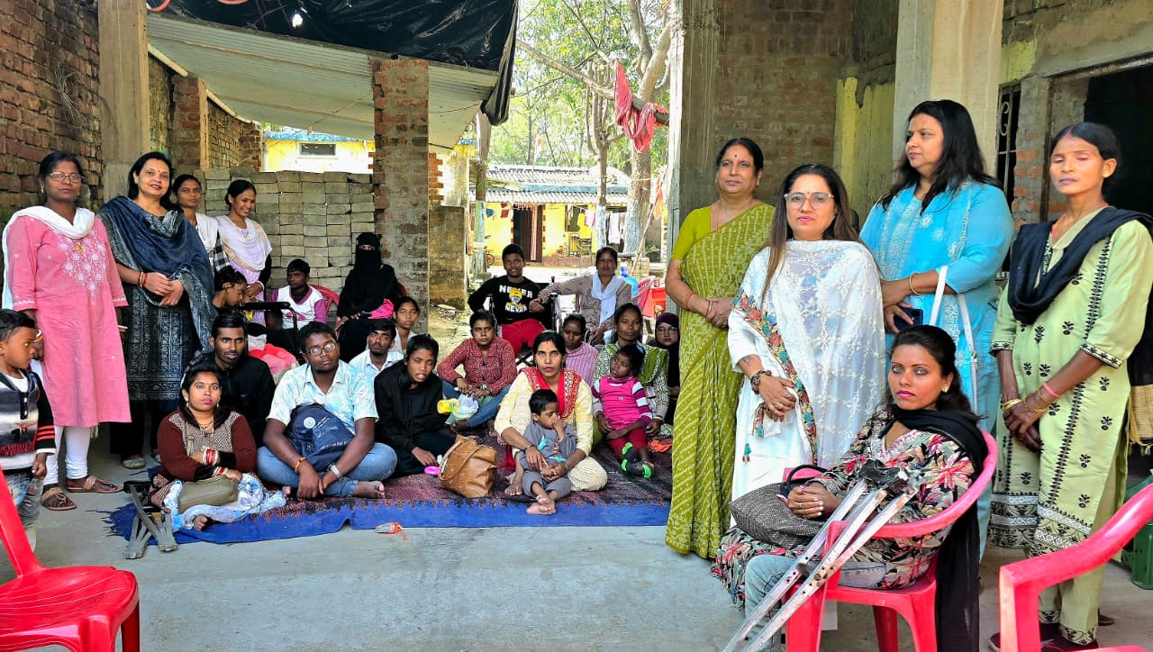 भोजन वस्‍त्र वितरण कार्यक्रम में जुटे चार्म्‍स संस्‍था के सदस्‍यगण