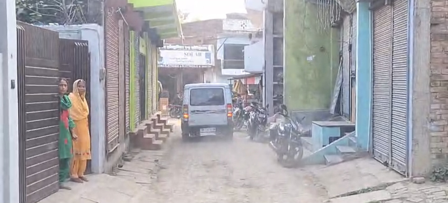 ले जाती हुई पुलिस