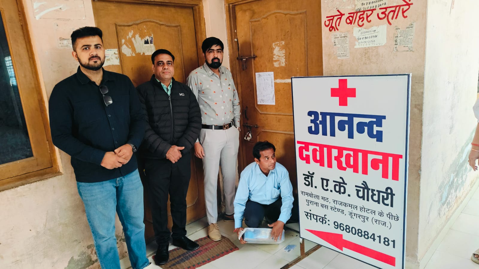 सील लगाते हुए सील लगाते हुए