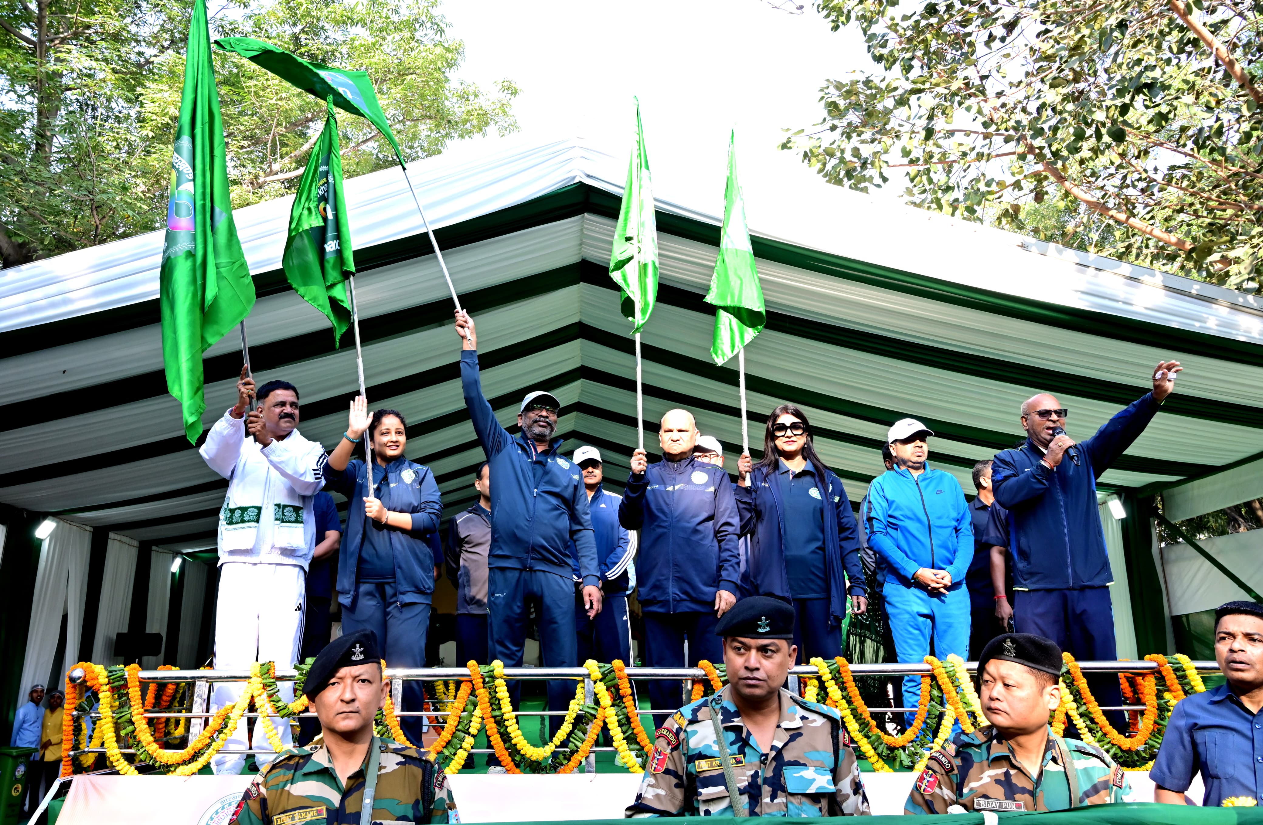 मुख्यमंत्री सहित अन्य हरी झंडी दिखाते हुए मुख्यमंत्री सहित अन्य हरी झंडी दिखाते हुए