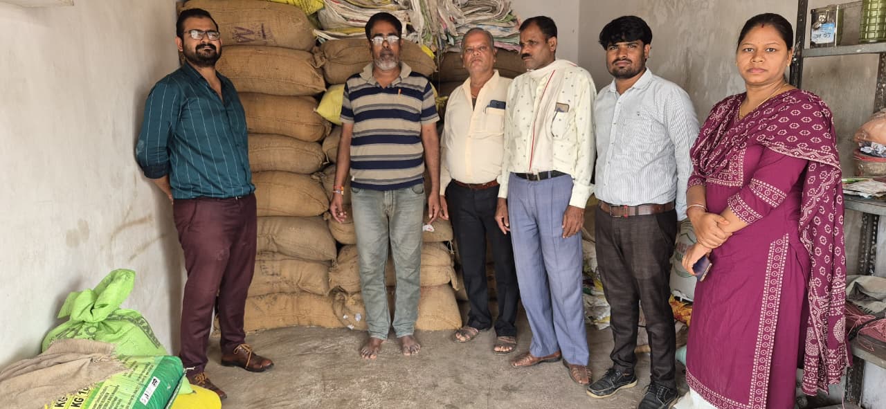 कार्रवाई करती हुई प्रशासनिक टीम।