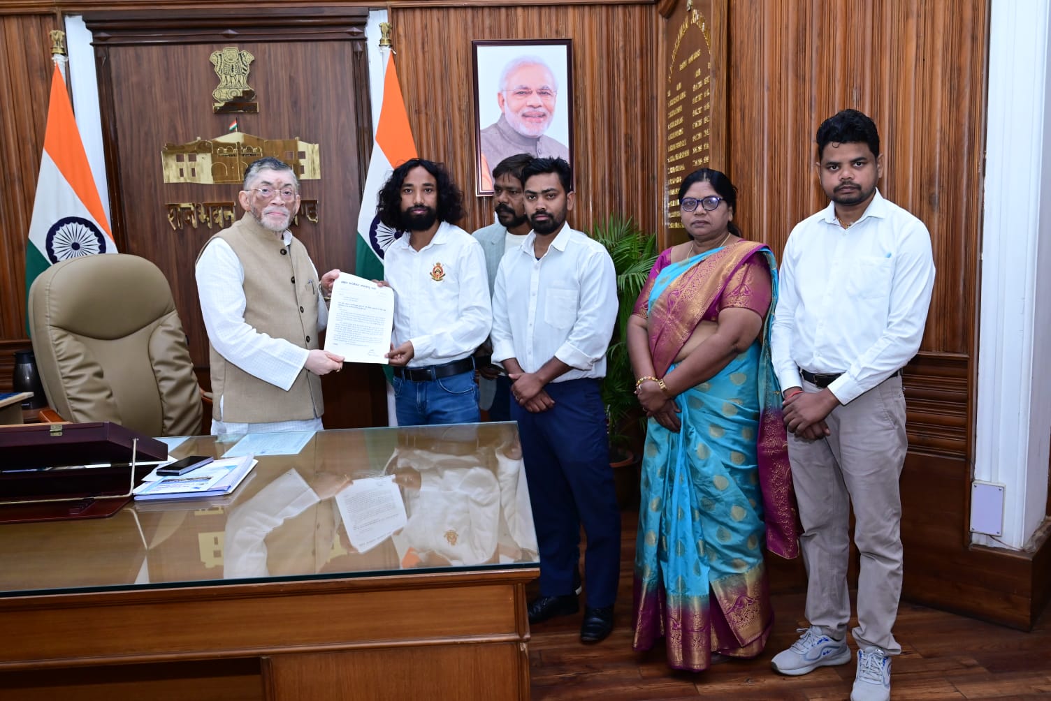 राज्यपाल से मुलाकात करते देवेन्द्रनाथ महतो समेत अन्य राज्यपाल से मुलाकात करते देवेन्द्रनाथ महतो समेत अन्य