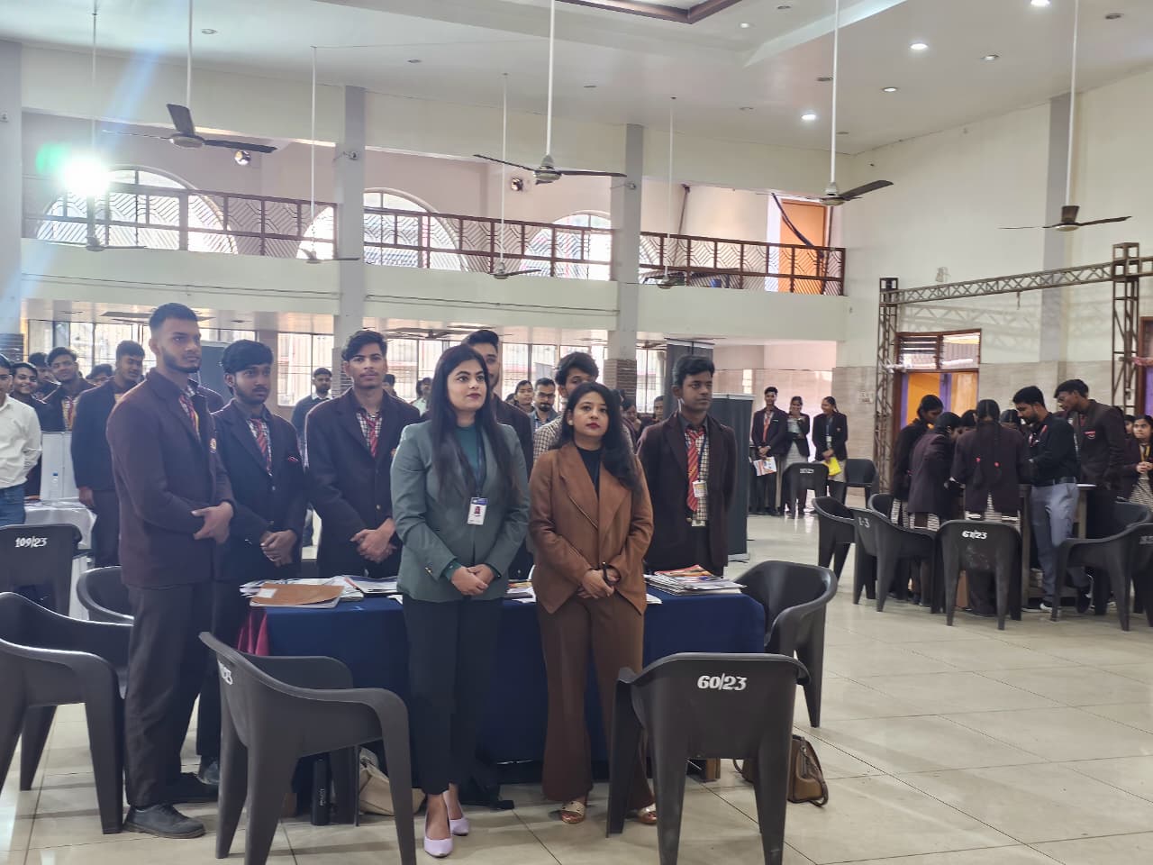 कैरियर फेयर में शामिल लोग कैरियर फेयर में शामिल लोग