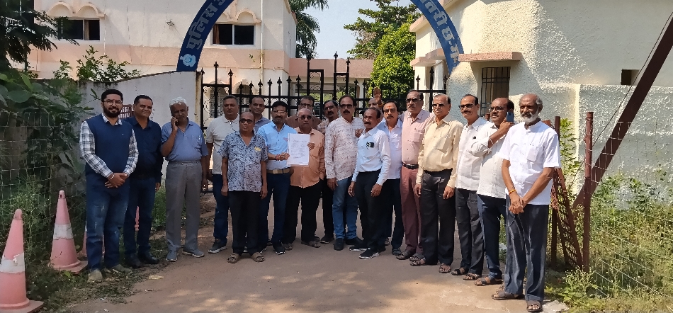 एसपी कार्यालय के सामने विरोध जताते हुए गुजराती समाज के पदाधिकारी एवं सदस्य।