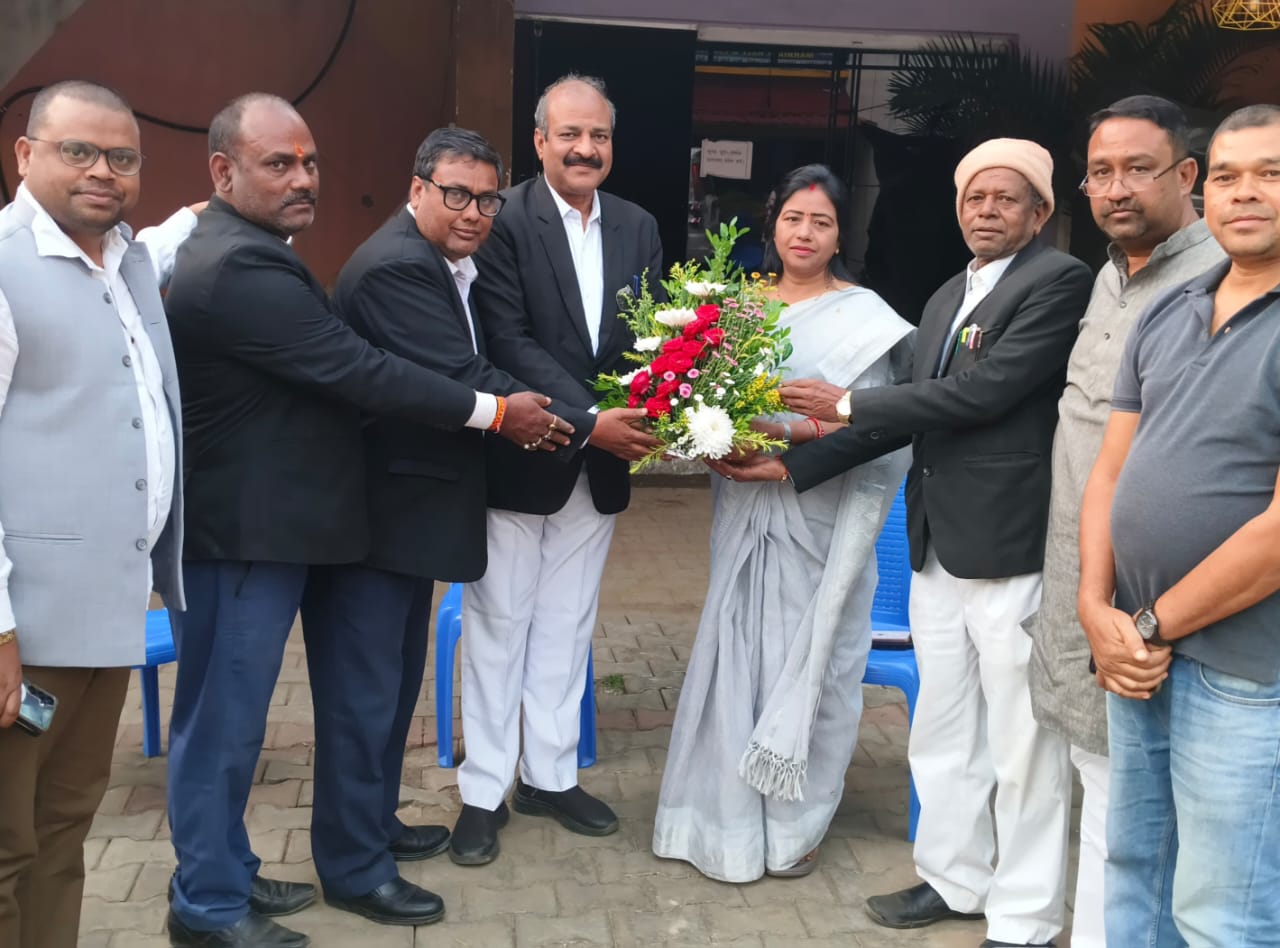 ज्ञापन सौंपते अधिवक्ता ज्ञापन सौंपते अधिवक्ता