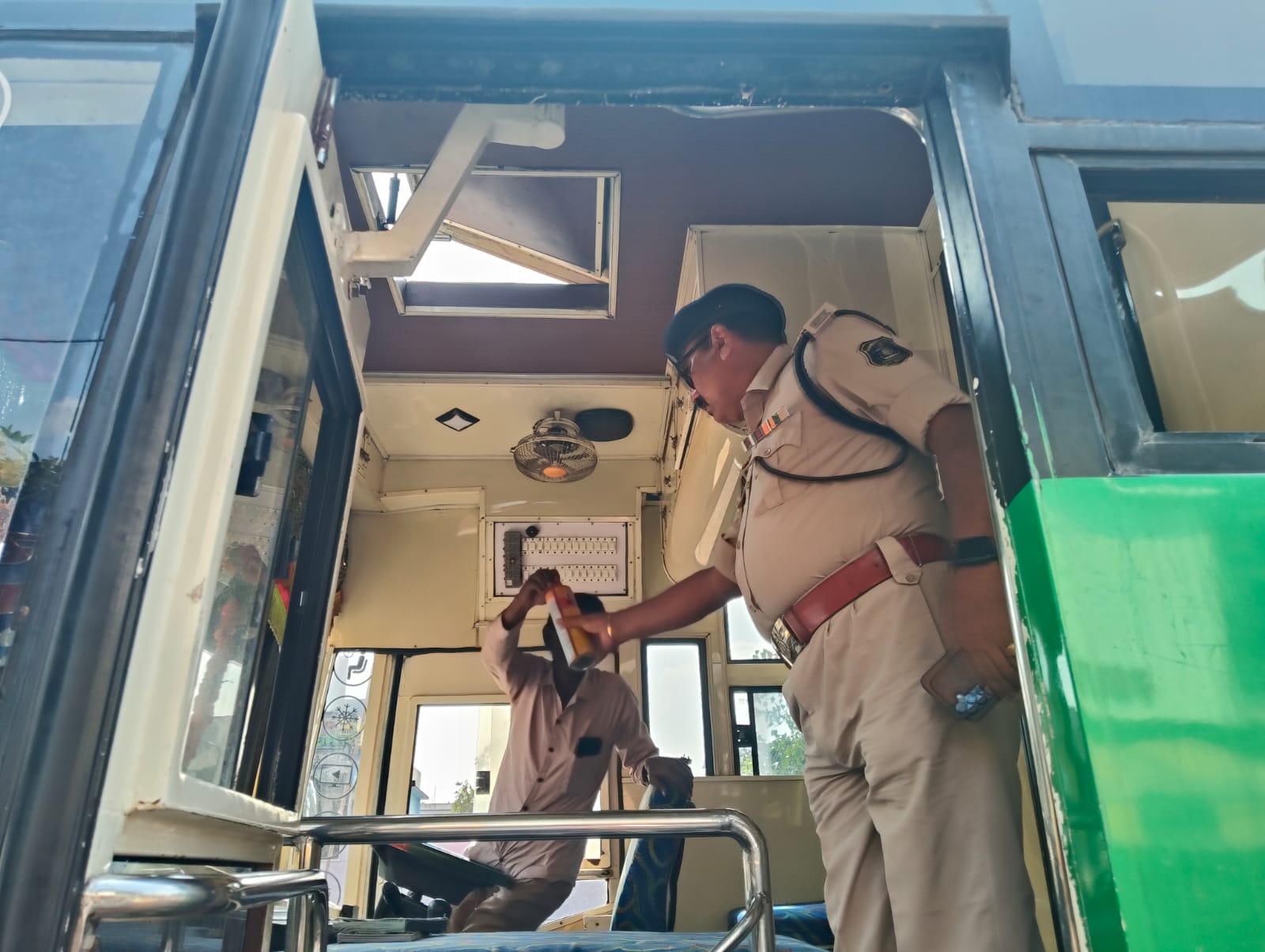 बस में सुरक्षा व्यवस्था की जांच करती हुई धमतरी पुलिस।