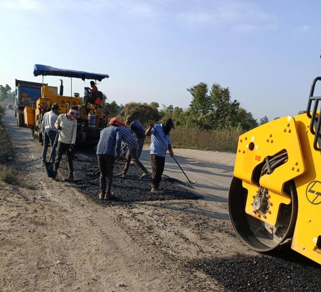 कोरबा में सड़क सुधार कार्य तेज़ी से जारी, दिसंबर तक पूरा होगा 277 किमी बीटी पेच मरम्मत