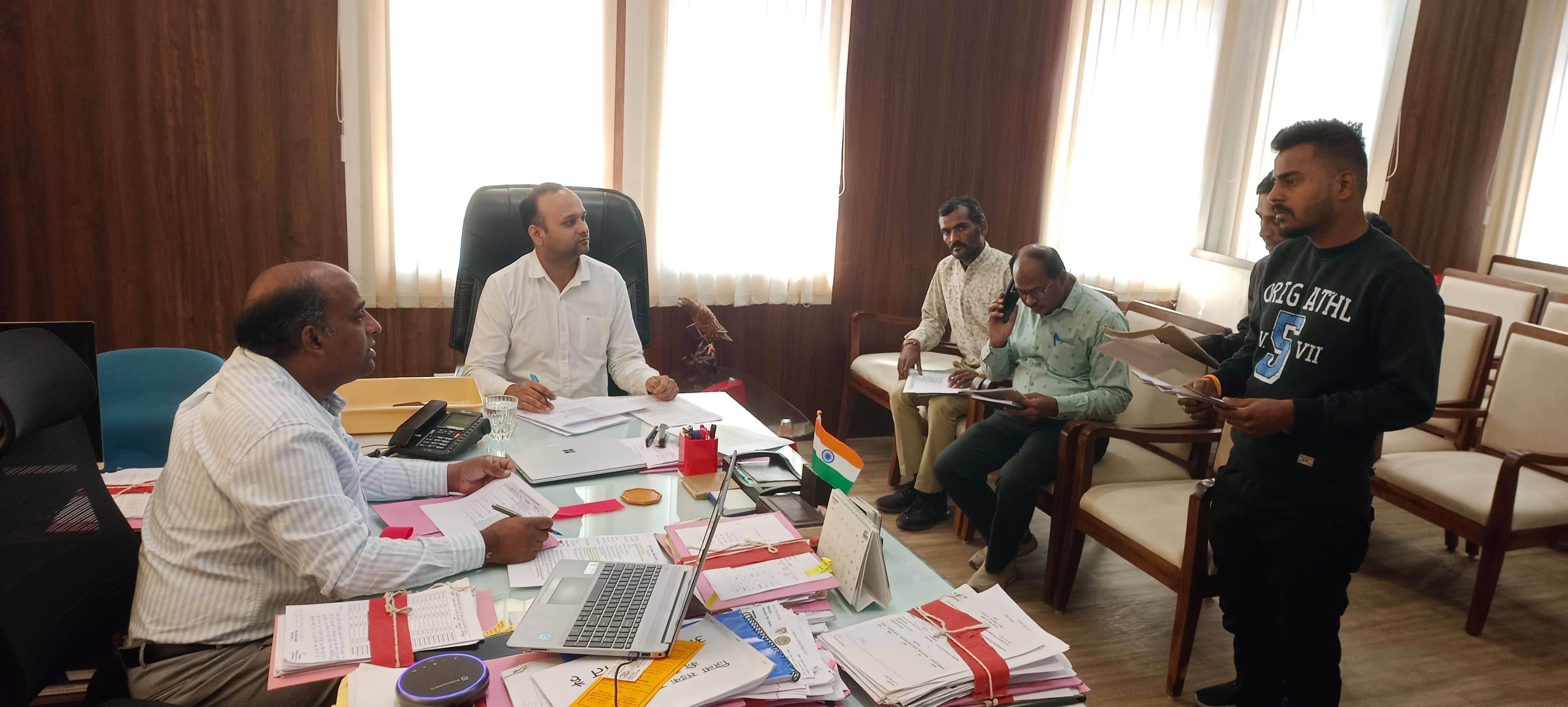 राजस्व निरीक्षक निलंबित, दो सीएमओ को नोटिस