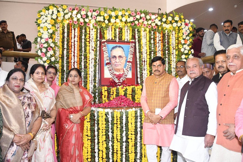 मुख्यमंत्री ने पूर्व मुख्यमंत्री स्व. पटवा की जयंती पर विधानसभा में पुष्पांजलि अर्पित की