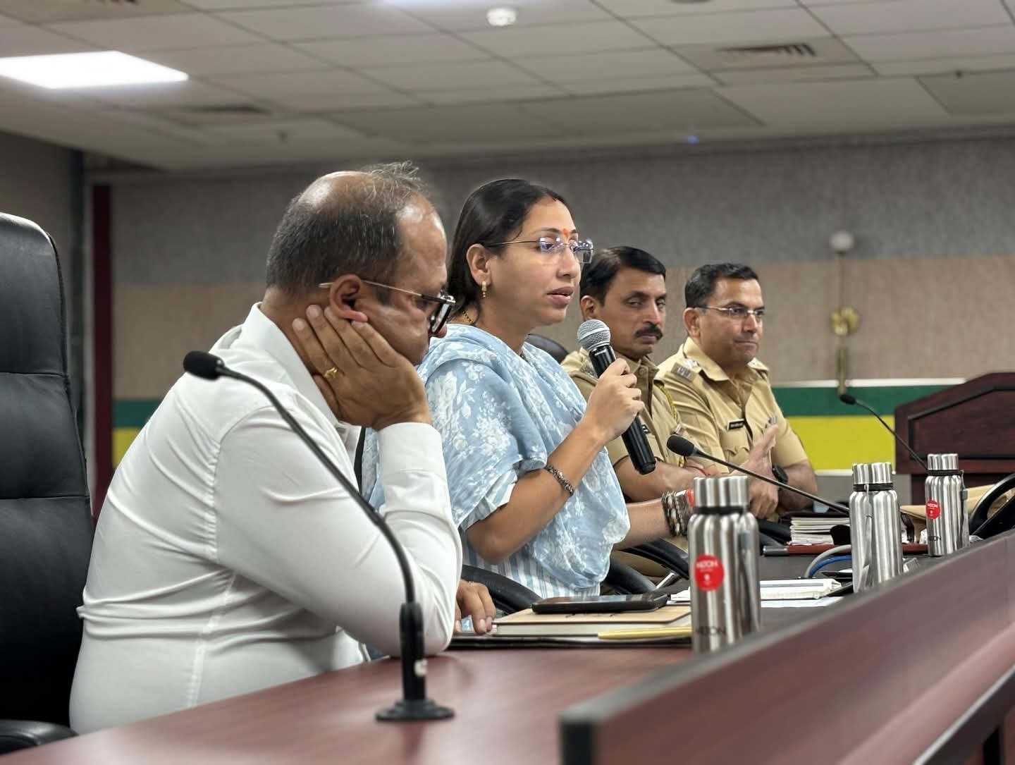 बैठक के दौरान विधायक और अधिकारी।