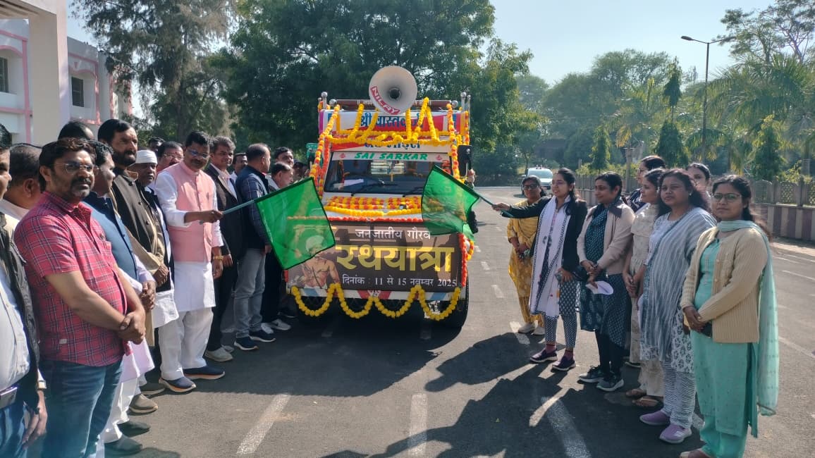 जनजातीय गौरव यात्रा रथ को हरी झंडी दिखाते कोल विकास प्राधिकरण के अध्यक्ष