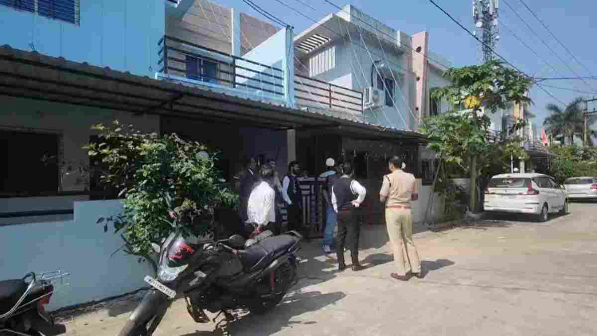 निरीक्षण करती पुलिस