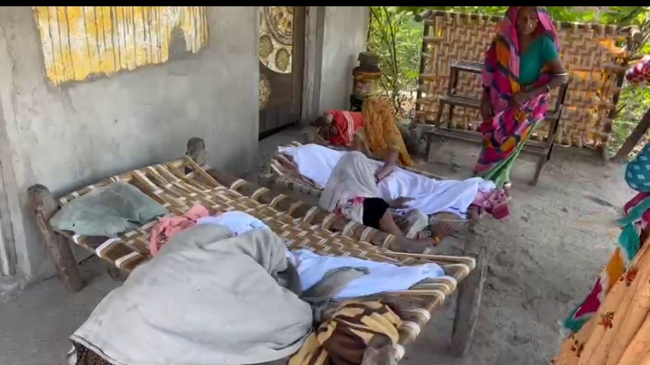 मासूमों के शव को देखकर बिलखते परिजन