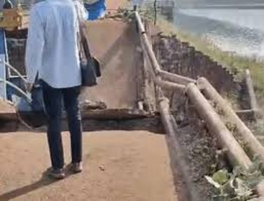 केरवा डैम के गेट के ऊपर बना सीमेंट क्रांक्रीट का स्लैब गिरा