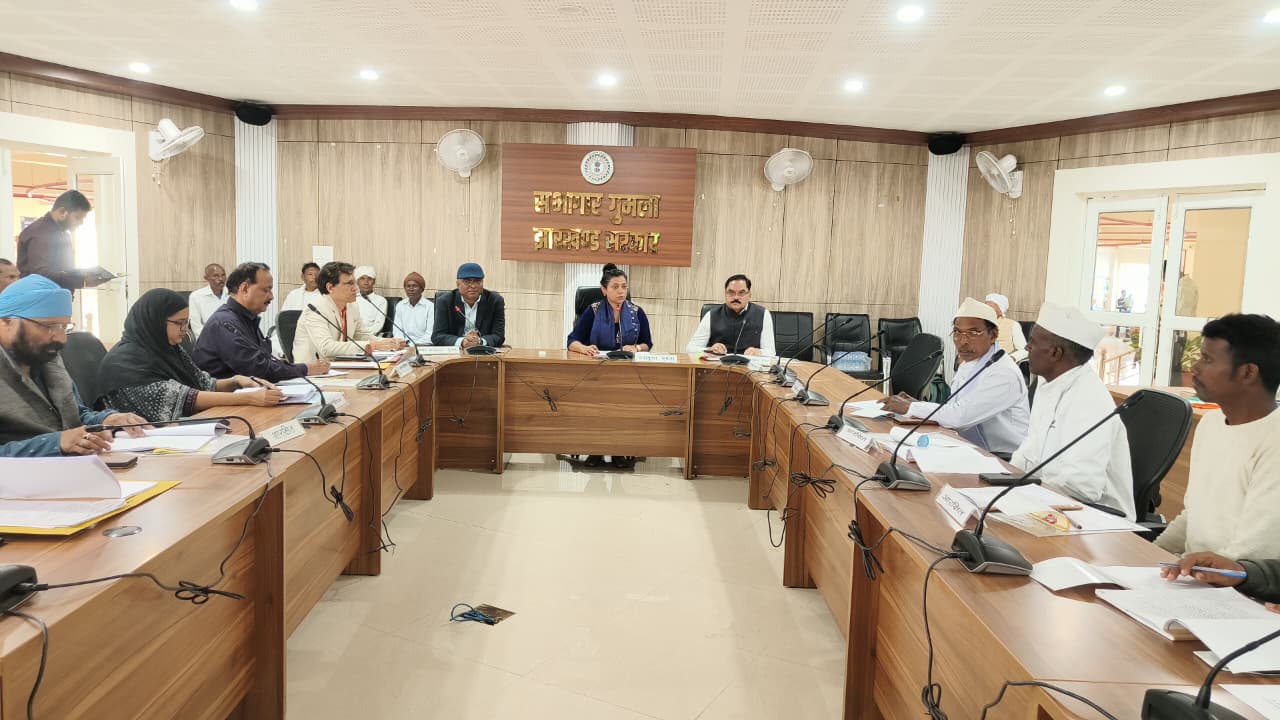 बैठक में उपायुक्त प्रेरणा समेत अन्य बैठक में उपायुक्त प्रेरणा समेत अन्य