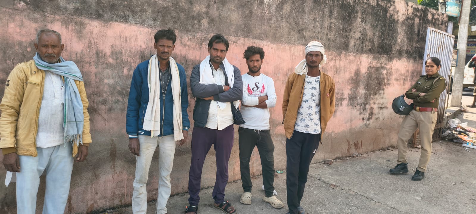 गमगीन परिजन