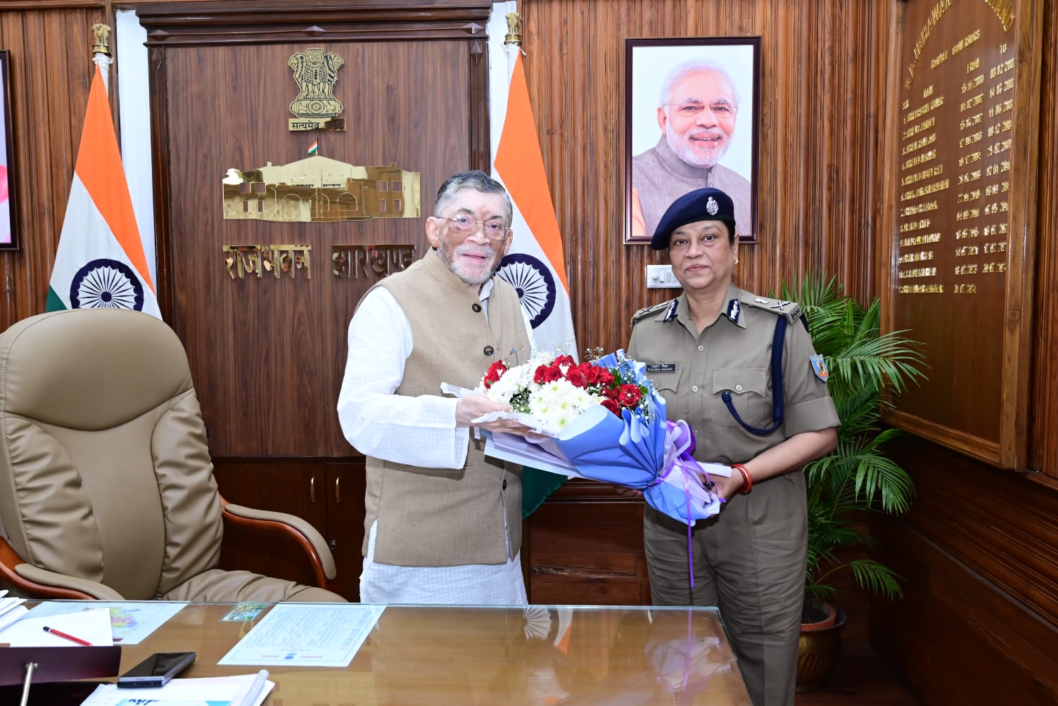 राज्यपाल से मुलाकात करते डीजीपी