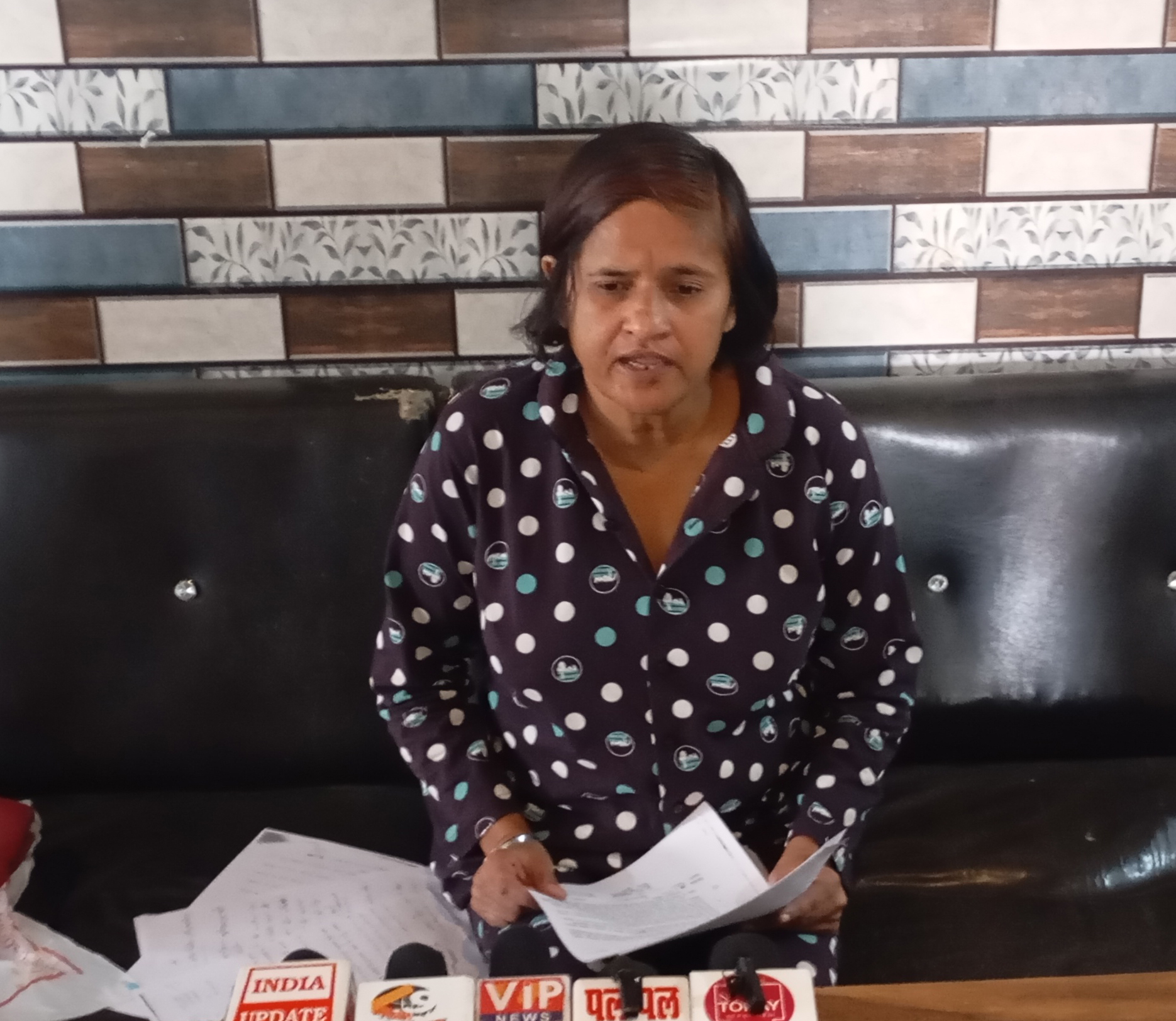 पत्रकारों से बातचीत करती महिला रेणु जैन।