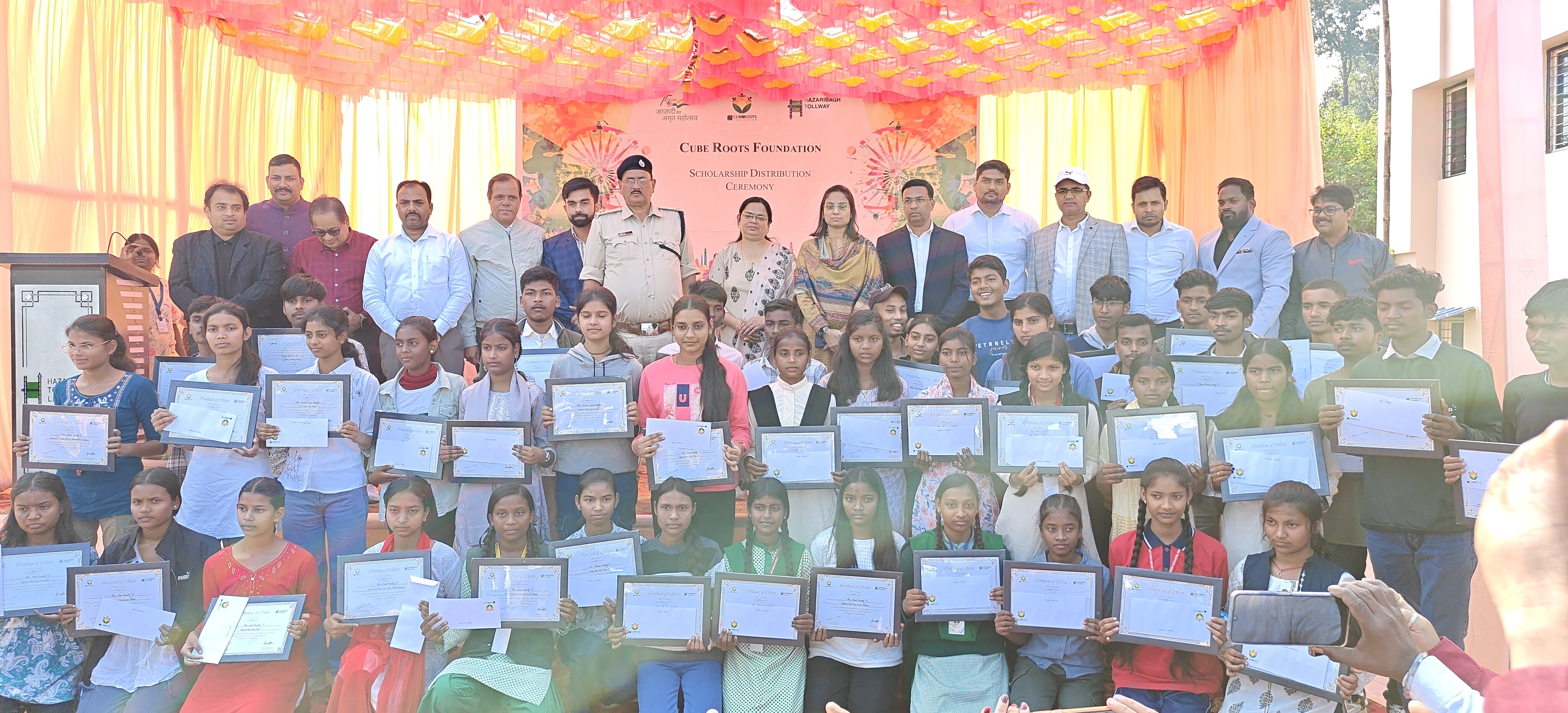 कार्यक्रम में शामिल बच्चे