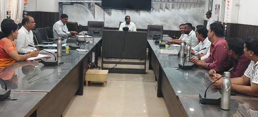 बैठक को संबोधित करते हुए कलेक्टर अविनाश मिश्रा।