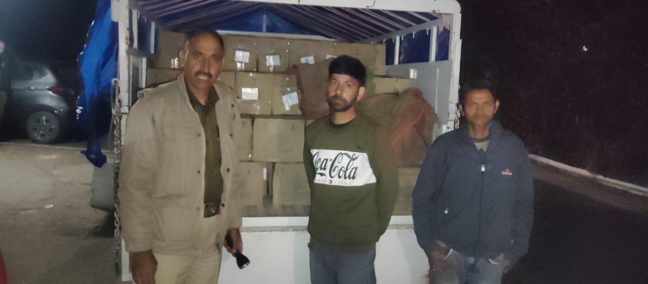 शराब के साथ पकड़ी गई गाड़ी और आरोपी।