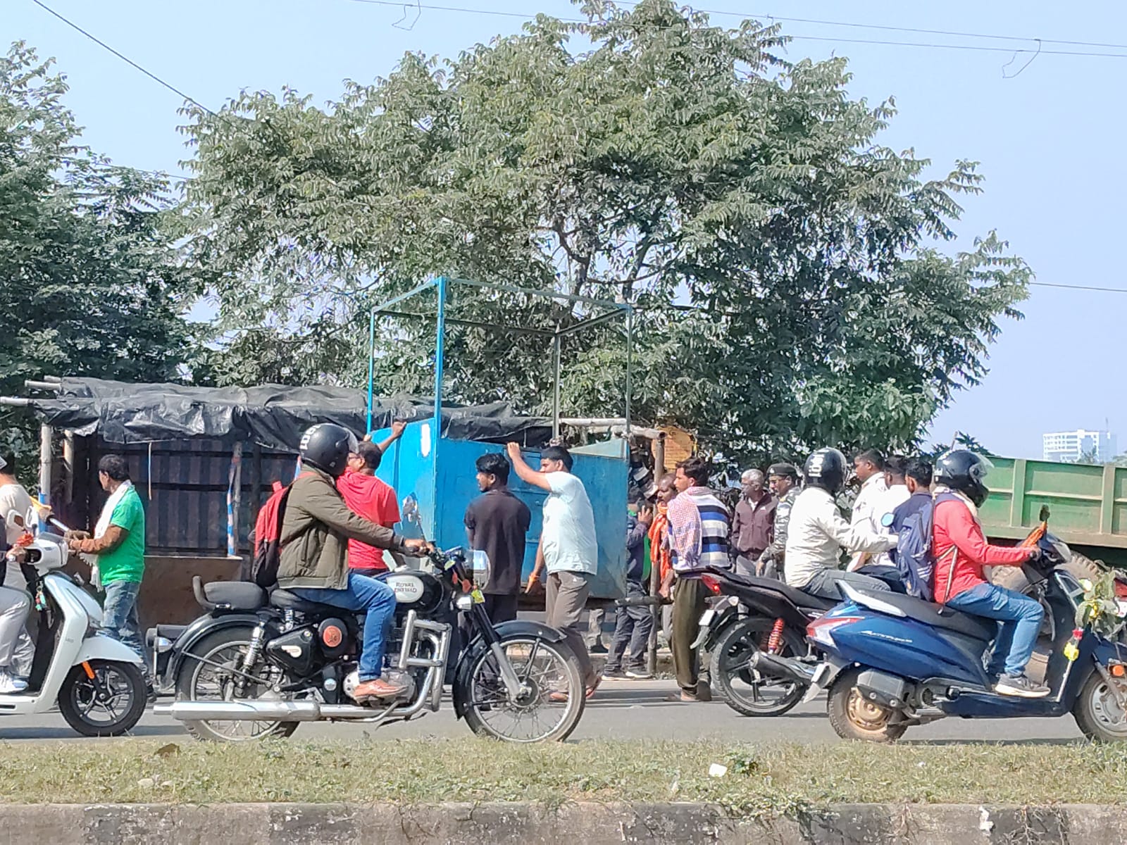 अतक्रमण हटाने के दौरान अपनी समान हटाते हुए स्थानीय लोगों की तस्वीर अतक्रमण हटाने के दौरान अपनी समान हटाते हुए स्थानीय लोगों की तस्वीर