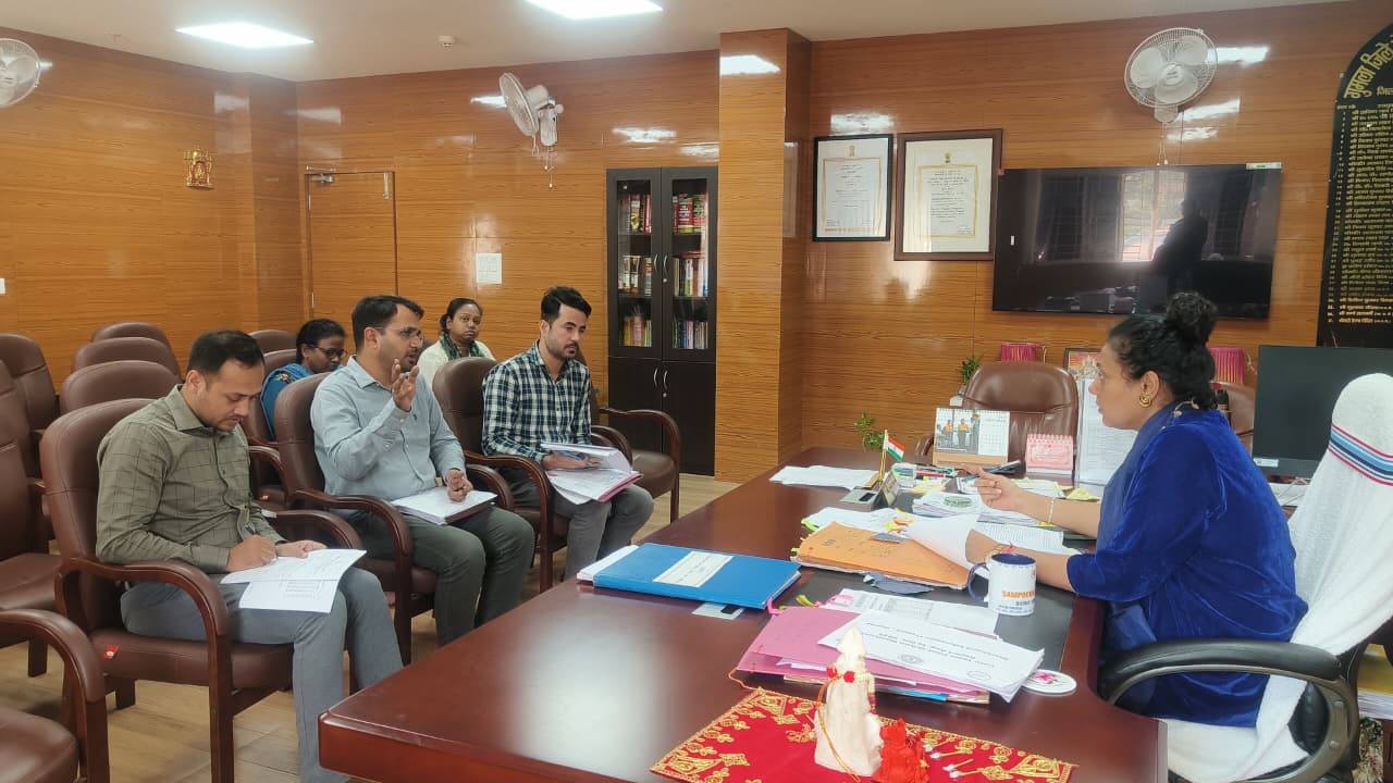 बैठक में शामिल प्रेरणा दिक्षित समेत अन्य अधिकारी पदाधिकारीगण बैठक में शामिल प्रेरणा दिक्षित समेत अन्य अधिकारी पदाधिकारीगण