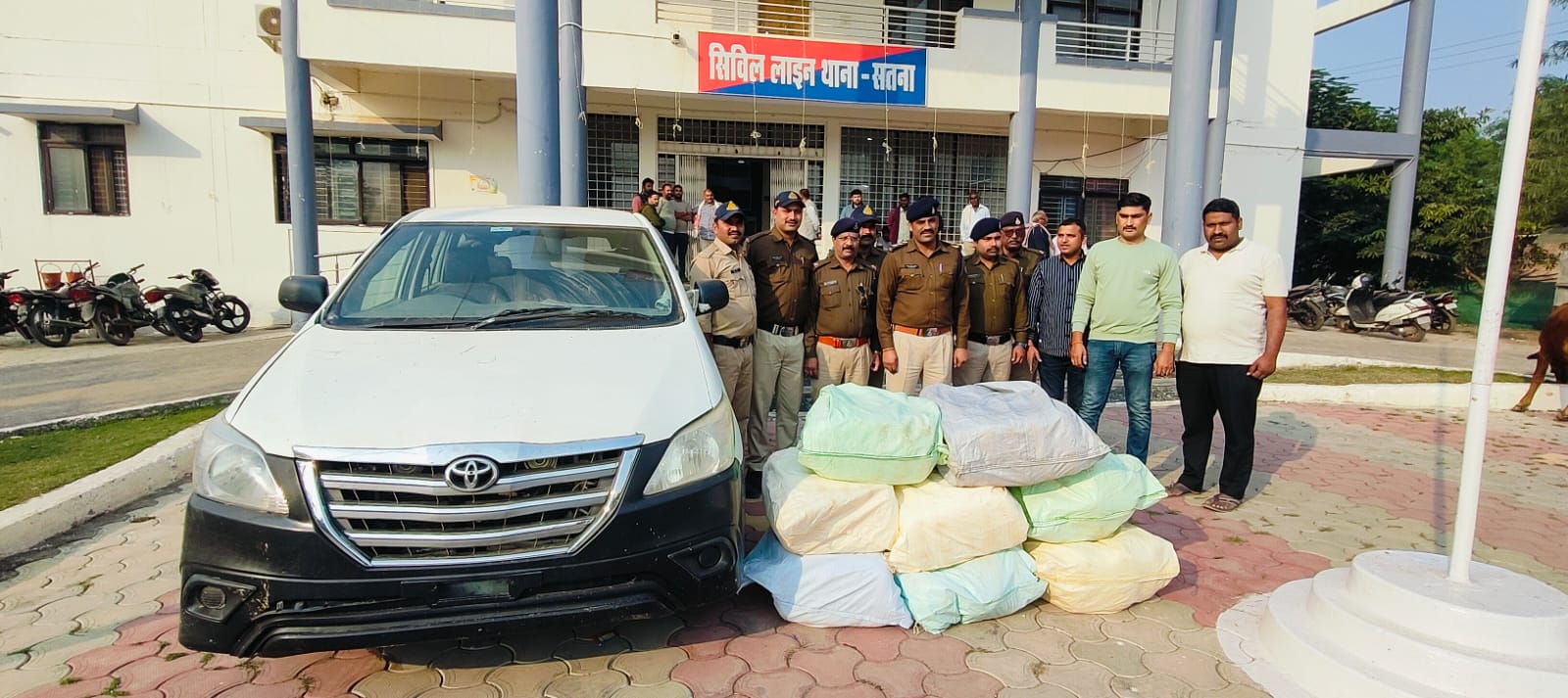 सतना में इनोवा कार से 29 लाख रूपए का गांजा जब्त सतना में इनोवा कार से 29 लाख रूपए का गांजा जब्त