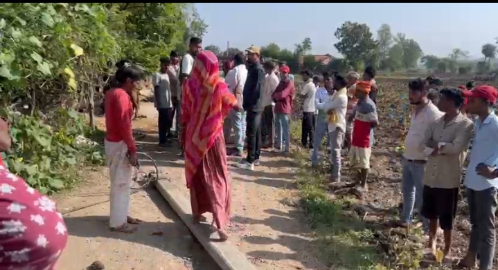 मासूमों की मौत के बाद एकत्र हुए ग्रामीण