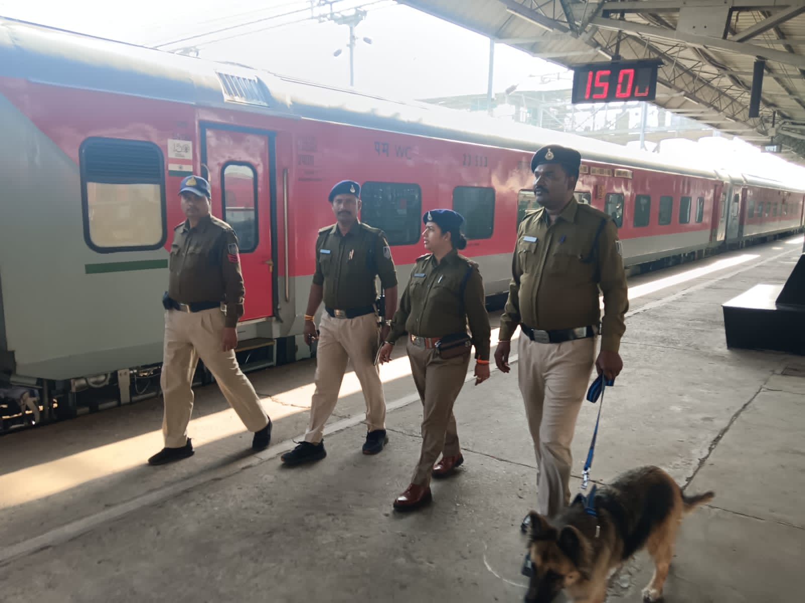 महानगरी एक्सप्रेस की बोगी के टॉयलेट में लिखा 'पाक जिंदाबाद, बम की खबर निकली अफवाह, दहशत में आए यात्री