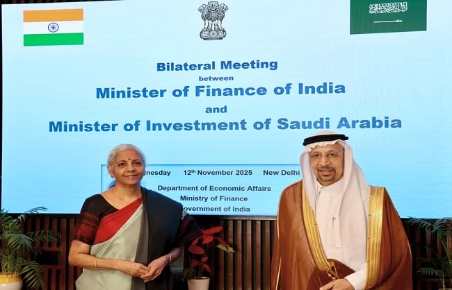 सऊदी अरब के निवेश मंत्री खालिद अल फलीह से मुलाकात करते वित्‍त मंत्री सीतारमण