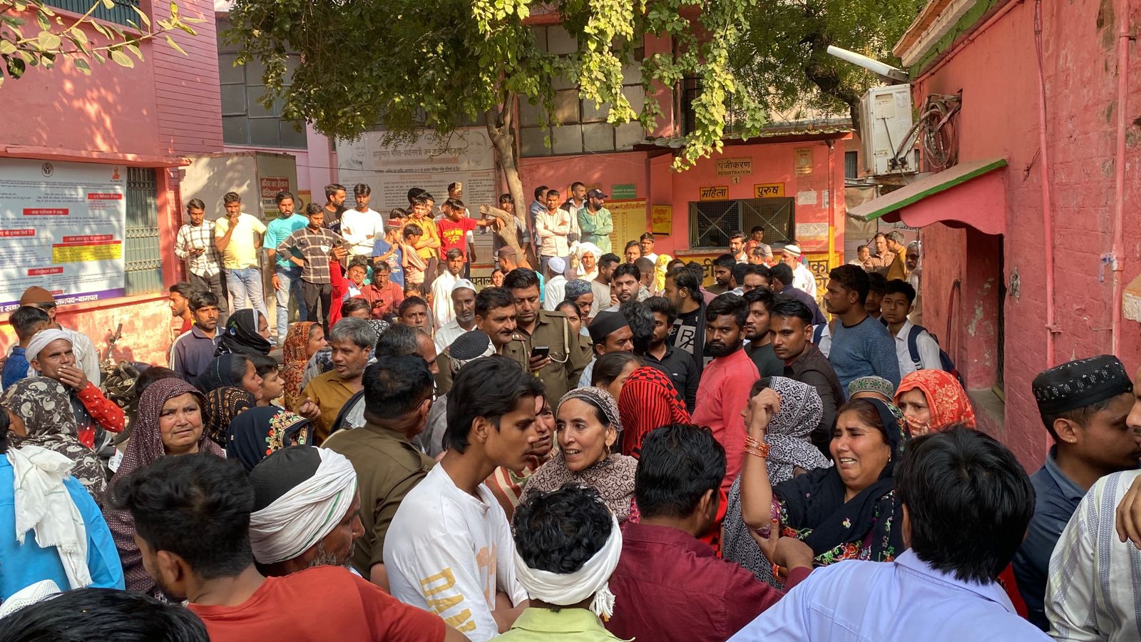 हत्या के बाद मातम करते परिजन