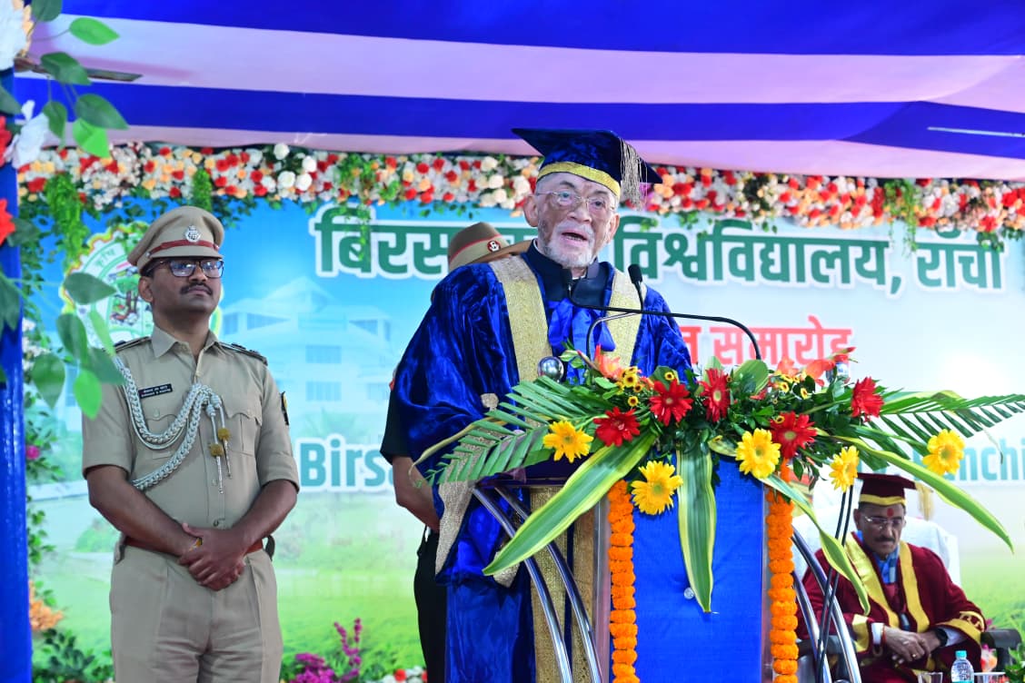 राज्यपाल कार्यक्रम को संबोधित करते हुए राज्यपाल कार्यक्रम को संबोधित करते हुए