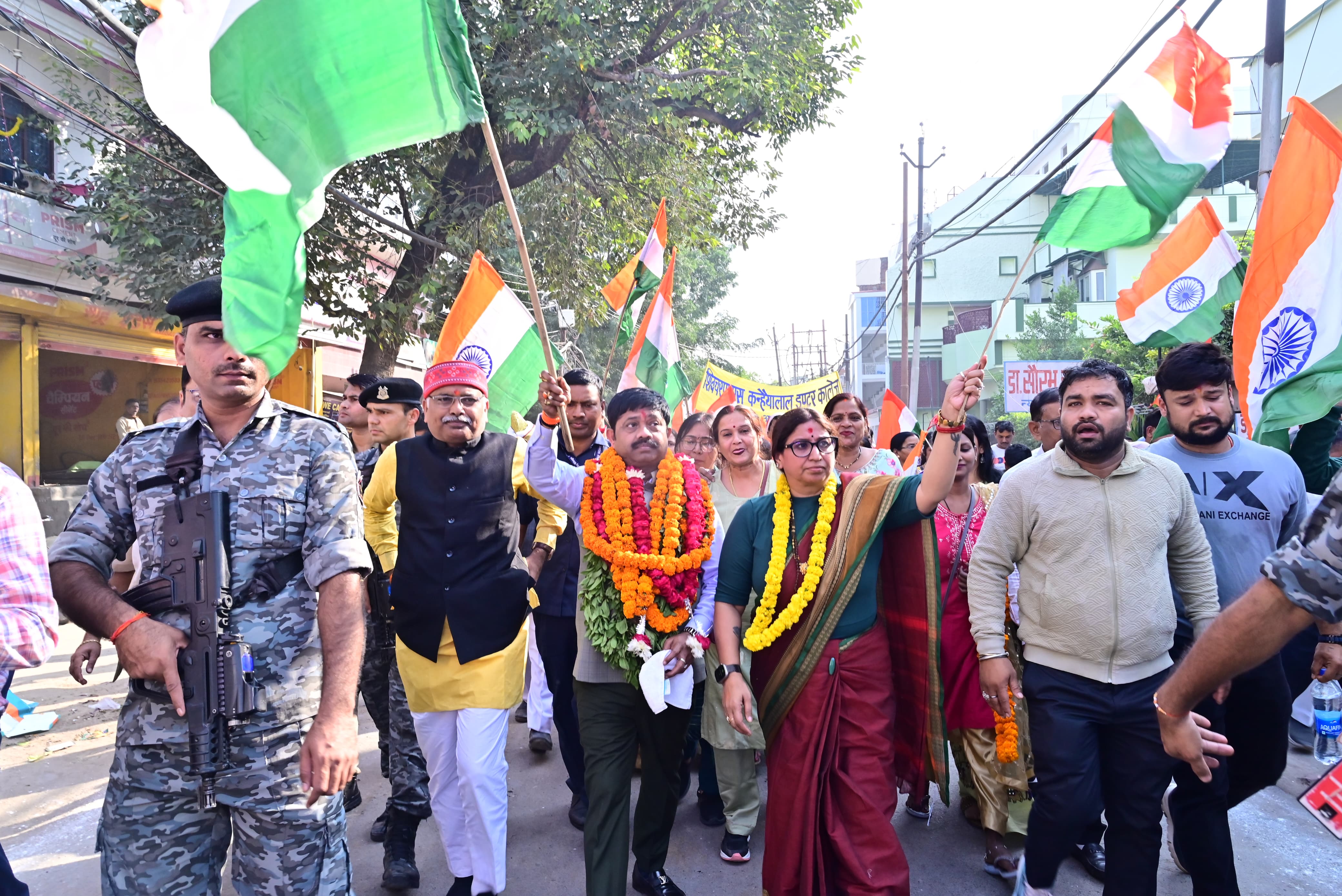 खेलो इण्डिया और फिट भारत खेल का उद्घाटन करते हुए मंत्री नंद गोपाल नन्दी एवं पूर्व मेयर अभिलाशा गुप्ता का छाया चित्र