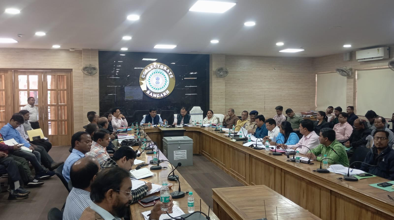 बैठक में शामिल अधिकारी बैठक में शामिल अधिकारी