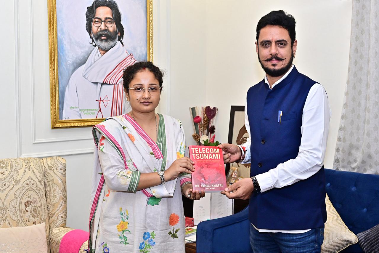 पुस्तक भेंट करते तनुज खत्री और कल्पना सोरेन की तस्वीर पुस्तक भेंट करते तनुज खत्री और कल्पना सोरेन की तस्वीर