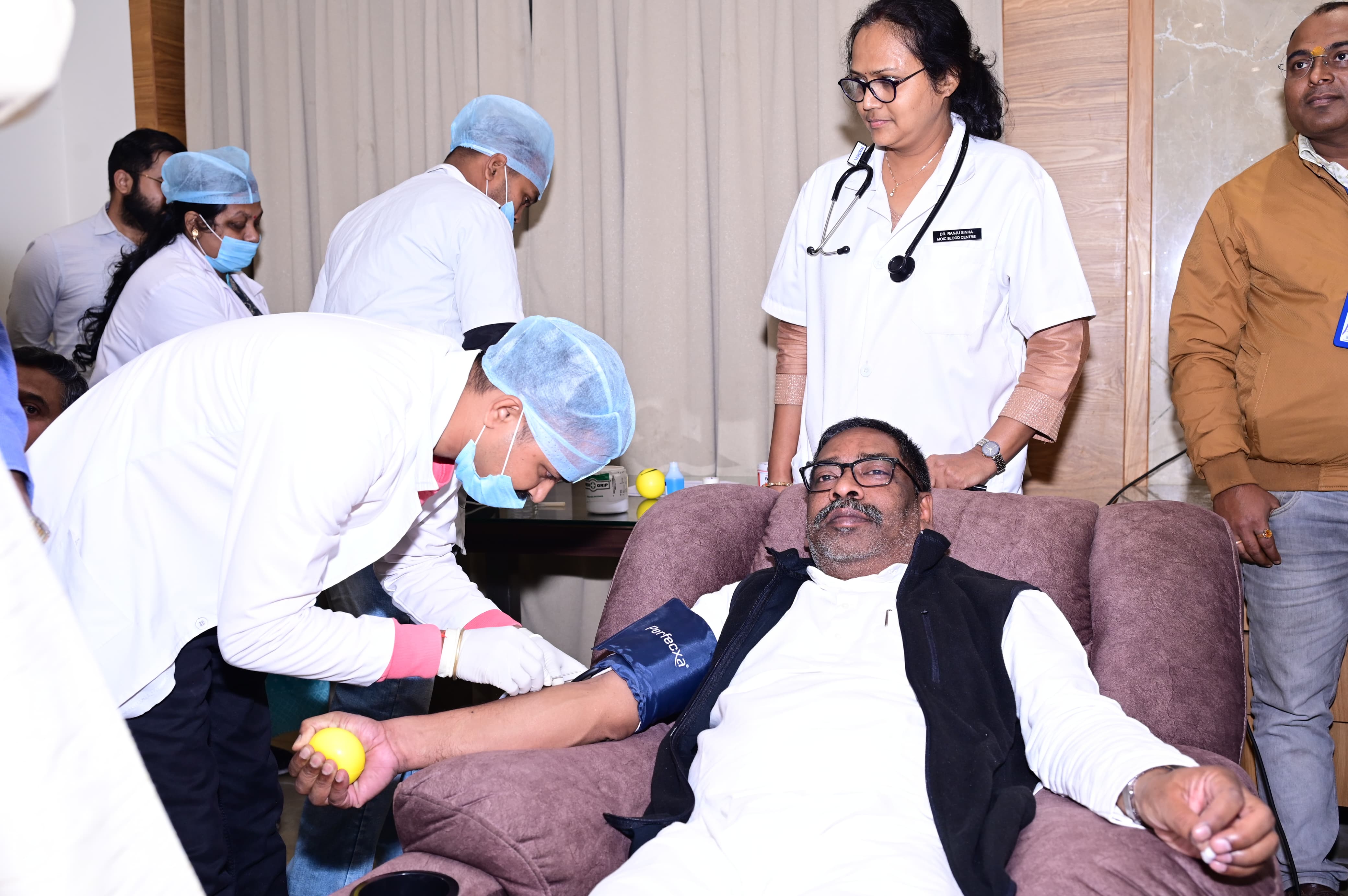 मुख्यमंत्री रक्तदान करते हुए मुख्यमंत्री रक्तदान करते हुए