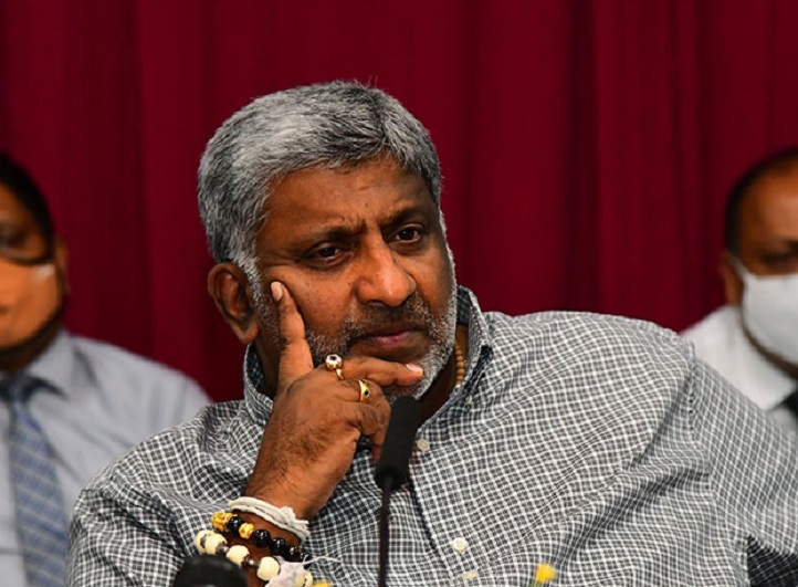 कोलंबो में आज सुबह प्रसन्ना रणतुंगा को रिश्वतखोरी आयोग के मुख्यालय में गिरफ्तार किया गया। फोटो - डेली न्यूज