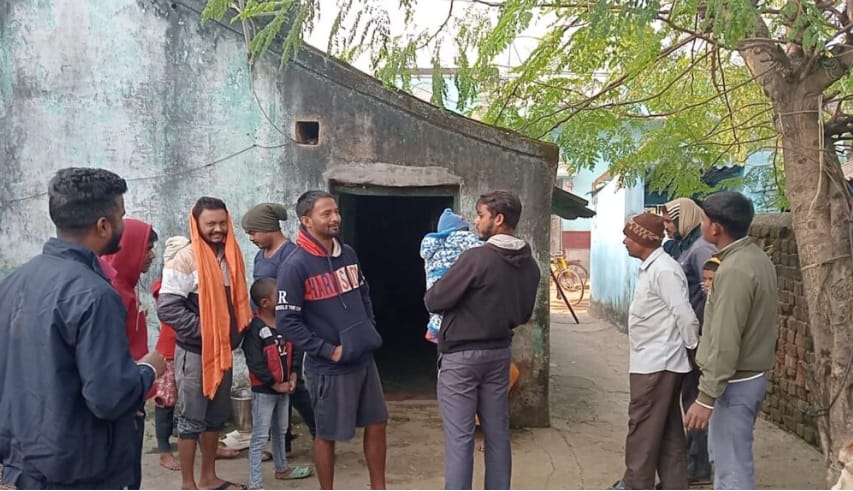 घर के बाहर लोगों की भीड़ घर के बाहर लोगों की भीड़