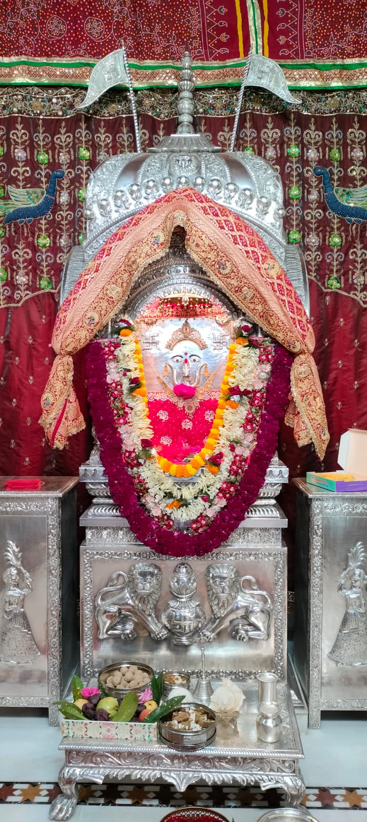 दादी जी को लगाई गई मेहंदी दादी जी को लगाई गई मेहंदी