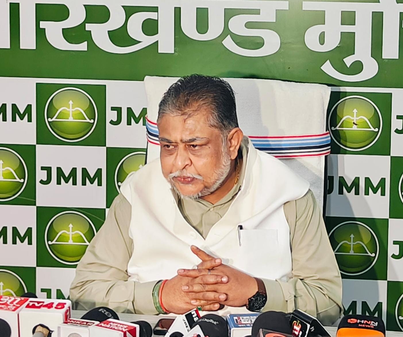 प्रेस वार्ता में बोलते सुप्रियो भट्टाचार्य की तस्वीर प्रेस वार्ता में बोलते सुप्रियो भट्टाचार्य की तस्वीर