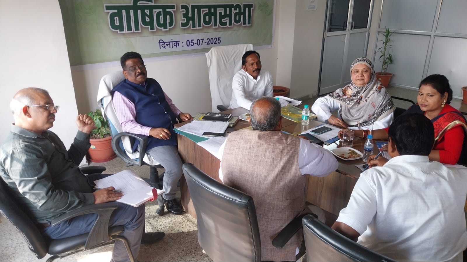 बैठक में प्रबंध निदेशक अफ्रेम जॉर्ज कुजूर समेत अन्य बैठक में प्रबंध निदेशक अफ्रेम जॉर्ज कुजूर समेत अन्य