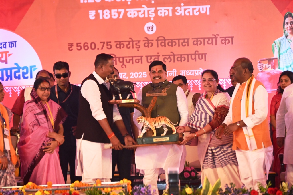 Seoni: Chief Minister Dr. Mohan Yadav gave a gift of Rs 1857 crore to the Ladli sisters in Seoni.