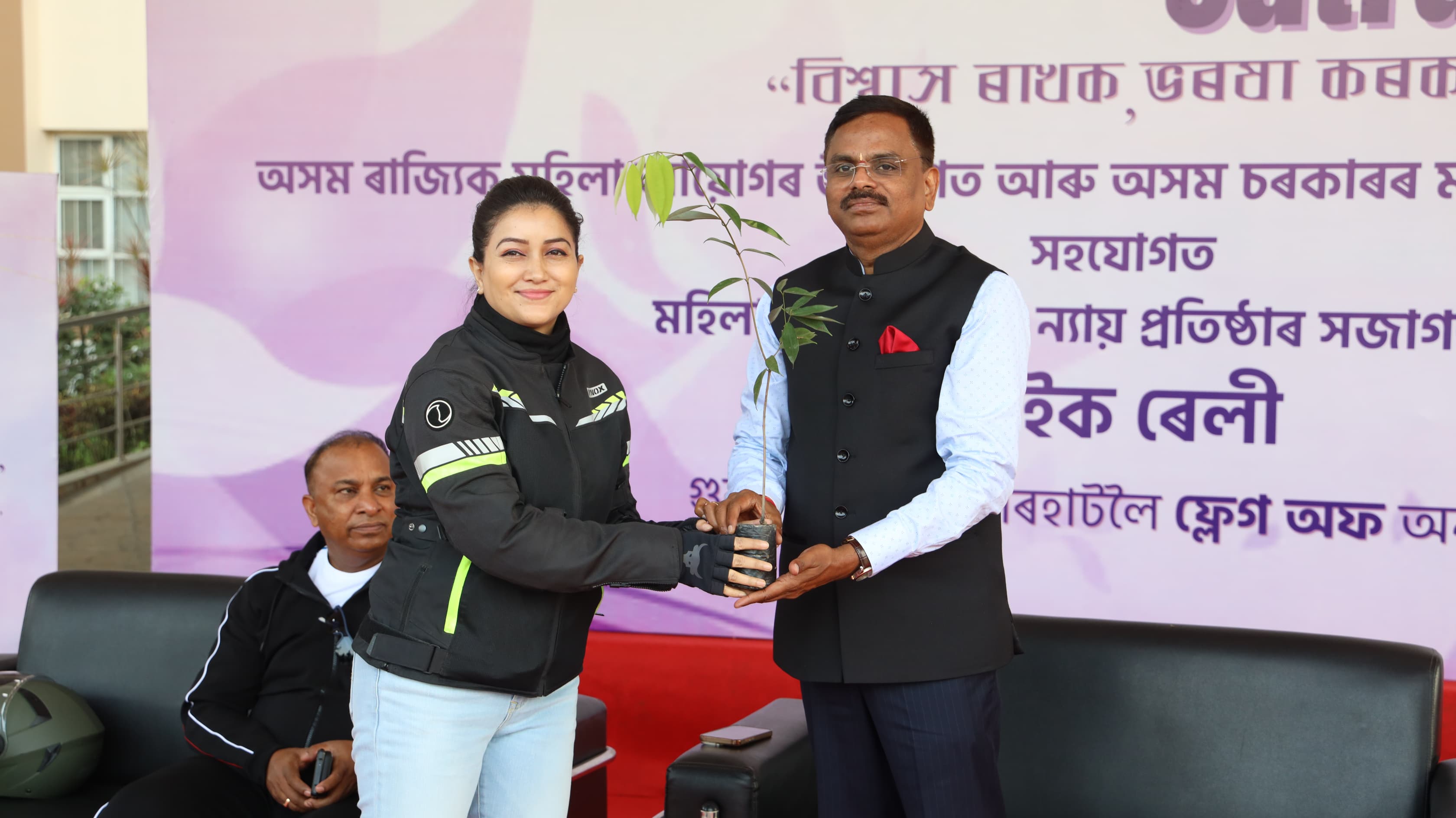 ‘विश्वास यात्रा’ – महिलाओं की सुरक्षा, सम्मान और सशक्तिकरण के लिए राज्यव्यापी बाइक रैली का शुभारंभ करते हुए राज्य के मुख्य सचिव डॉ रवि कोटा।