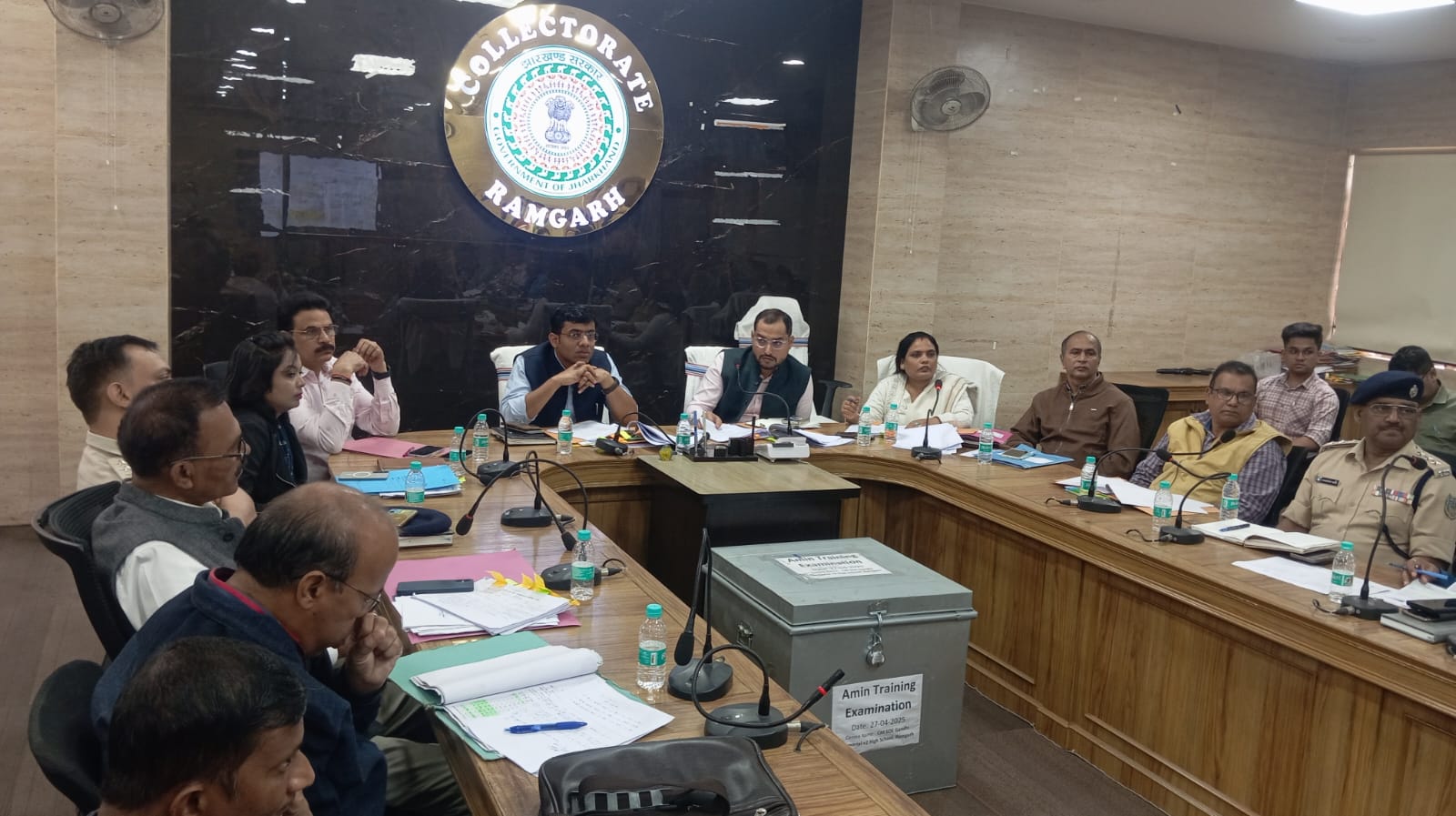 बैठक में शामिल अधिकारी बैठक में शामिल अधिकारी