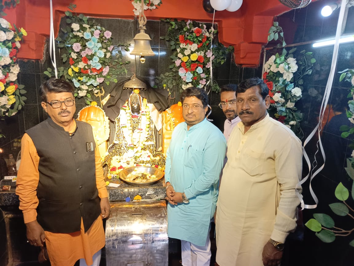 काल भैरव मंदिर में पूजन के बाद खड़े हुए श्रध्दालु। काल भैरव मंदिर में पूजन के बाद खड़े हुए श्रध्दालु।