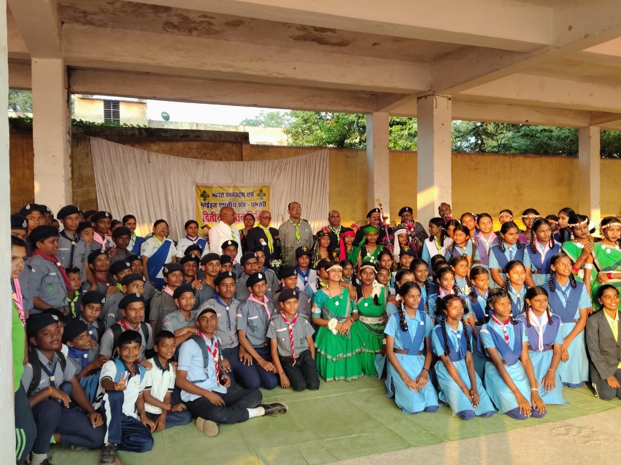 प्रशिक्षण के समापन पर समूह में खड़े हुए भारत स्काउट्स एवं गाइड्स से जुड़े हुए बच्चे व सदस्यगण।