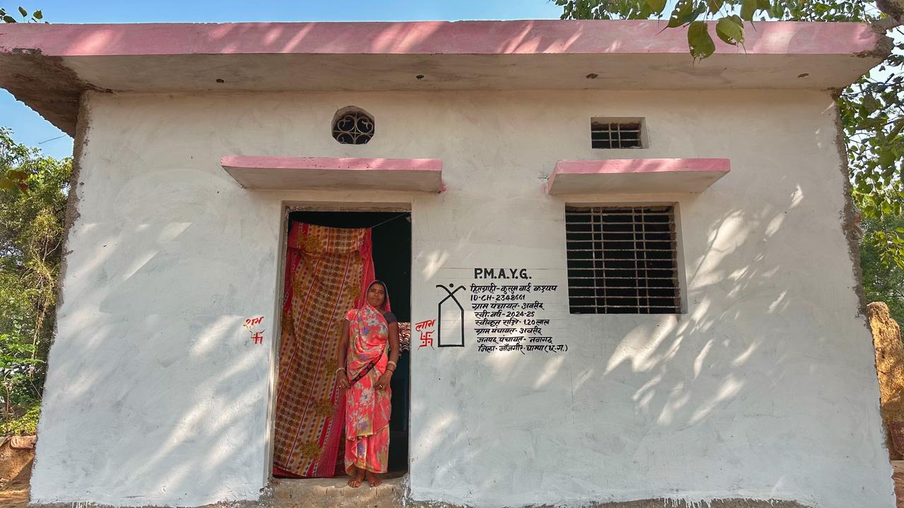 प्रधानमंत्री आवास योजना से बदली कुसुम की जिंदगी, मिली मजबूत छत, बच्चों के लिए सुरक्षित घर प्रधानमंत्री आवास योजना से बदली कुसुम की जिंदगी, मिली मजबूत छत, बच्चों के लिए सुरक्षित घर