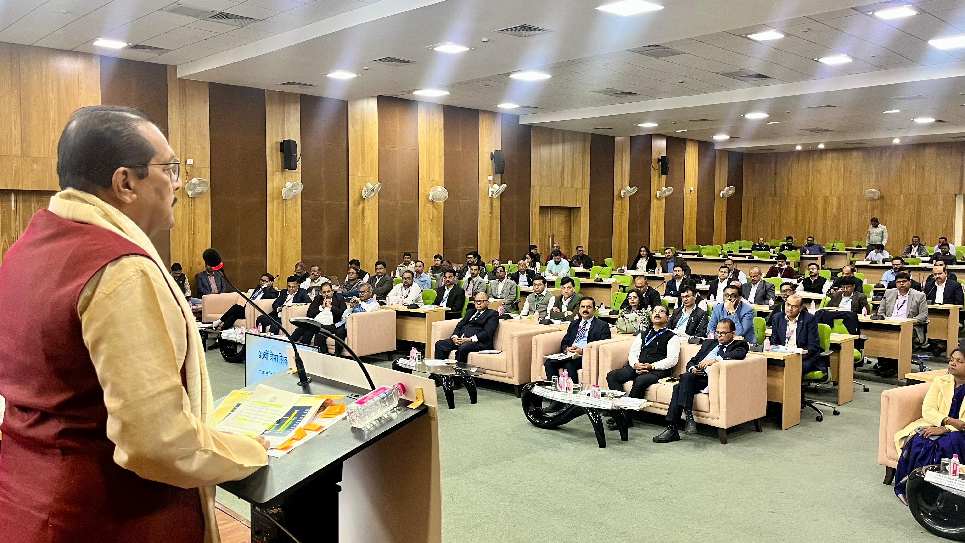 बैठक को संबोधित करते मंत्री राधाकृष्ण किशोर