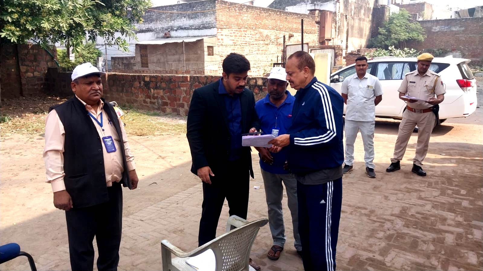 विशेष गहन पुनरीक्षण : कार्य में लापरवाही बरतने पर दो बीएलओ निलंबित विशेष गहन पुनरीक्षण : कार्य में लापरवाही बरतने पर दो बीएलओ निलंबित